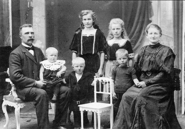 Ane Margrethe og Jens Skjerning Leth med 5 børn